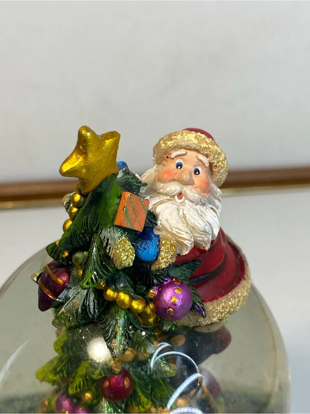 Dekohelden24 Charming Snow Globe on The Christmas Tree, with Santa Clause